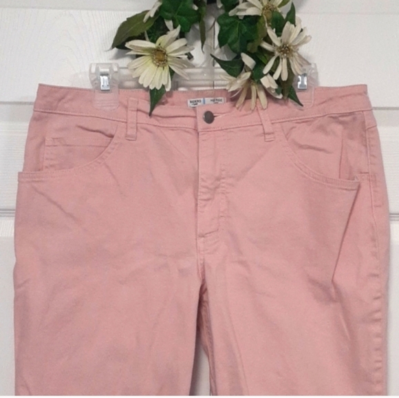 Lee Mid- Rise Pink Capris - Picture 2 of 9